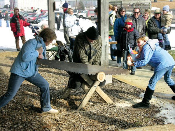 Log-Sawing-Competitors at Winterfest